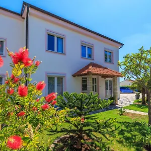 Apartment Maravera, Povile
